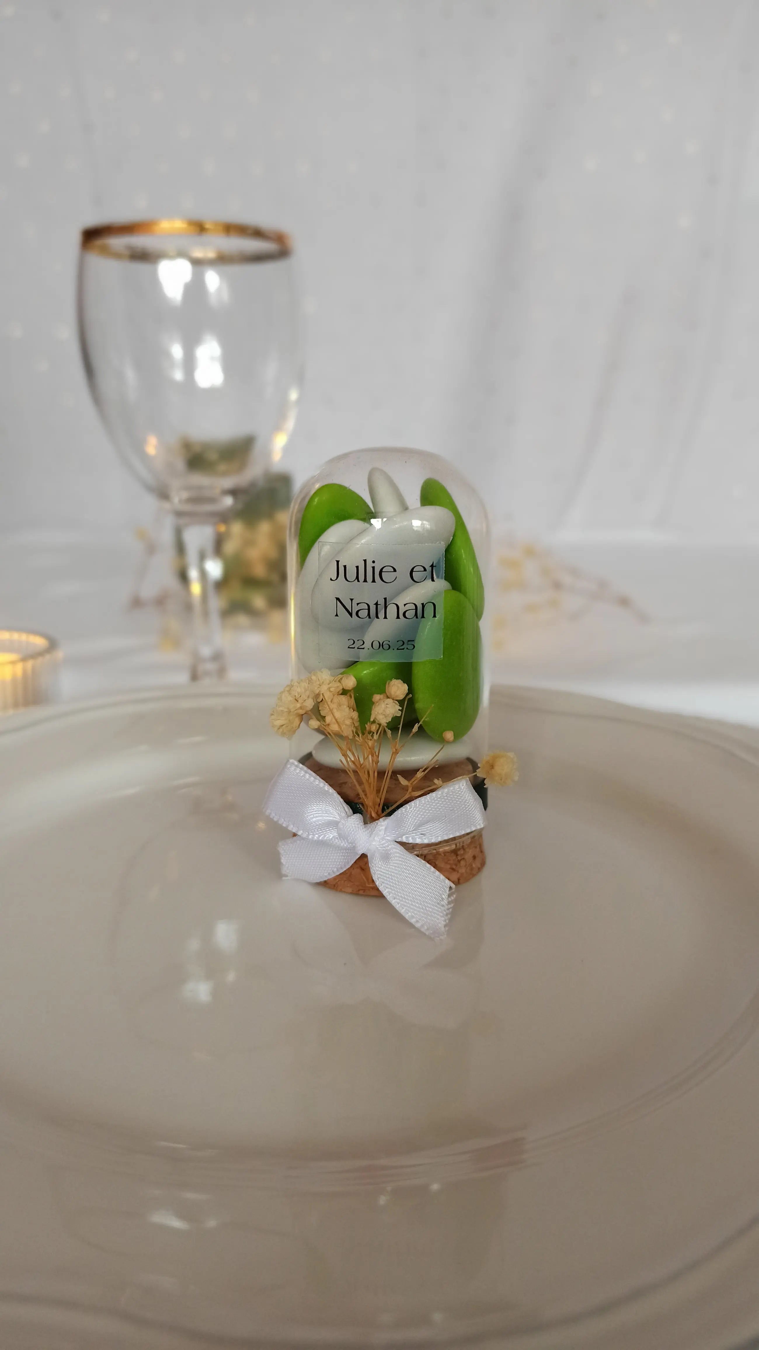 Cadeau invités baptême cloche en verre avec dragées chocolat et fleurs séchées