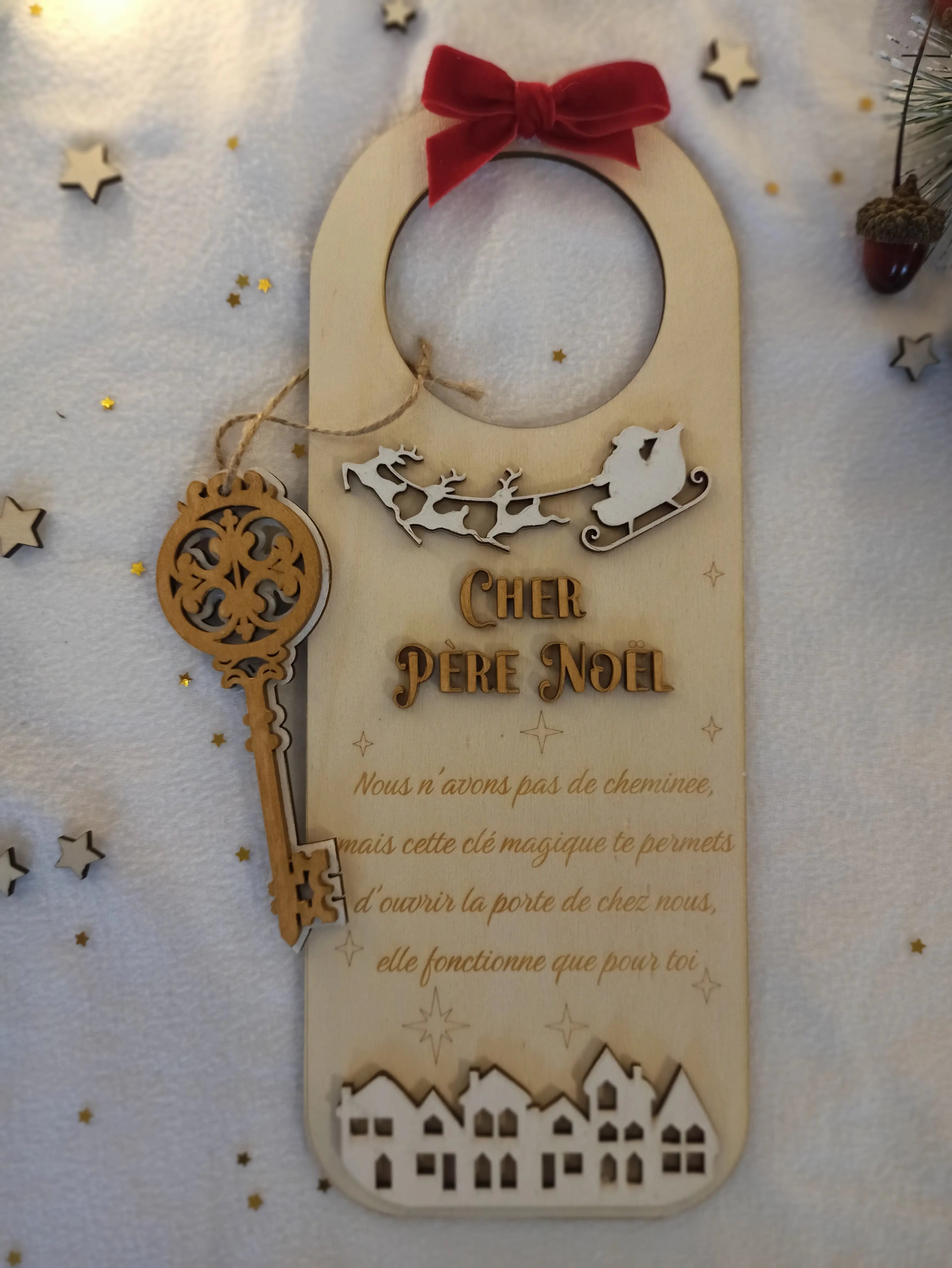 Clé magique de Noël personnalisable, clé décorative en bois et village gravé, ambiance festive et chaleureuse.