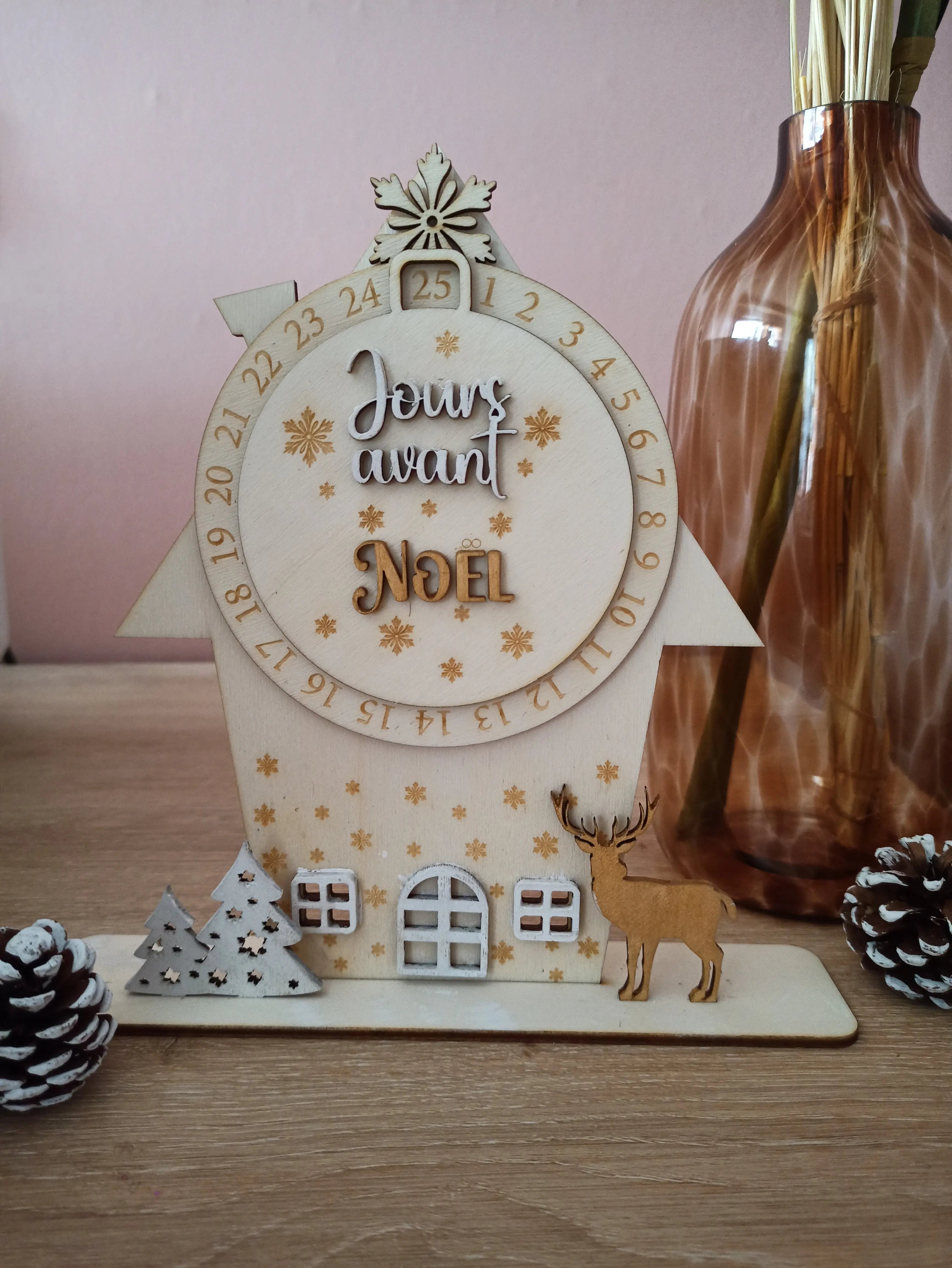"Compte à rebours de Noël en bois avec renne et sapins, scène décorative artisanale personnalisable."