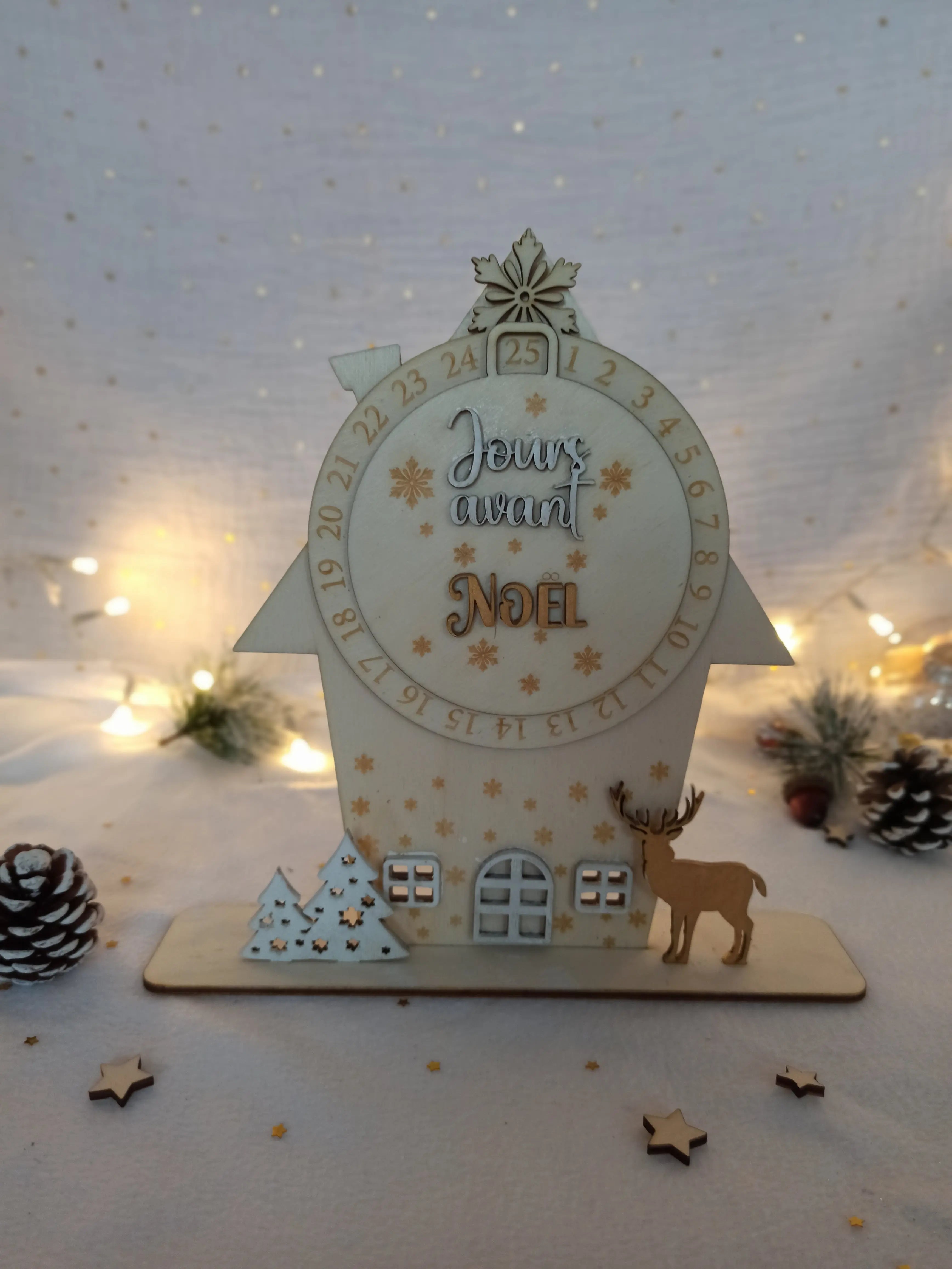 "Décor de Noël en bois de peuplier avec disque rotatif pour compter les jours avant Noël."