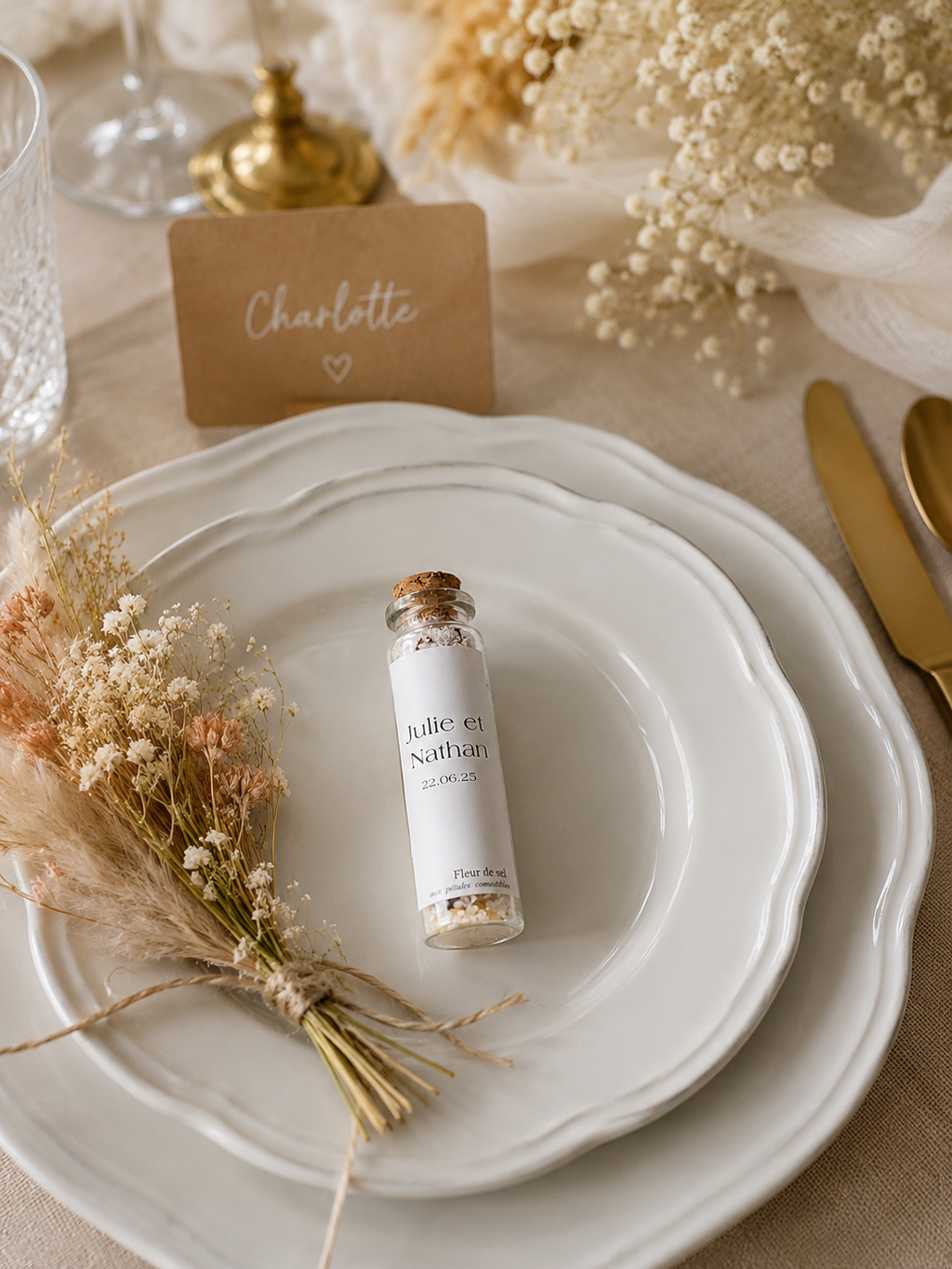 Décoration de table mariage avec fioles personnalisées pour invités