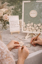 Écrire des vœux sur des cœurs en bois pour livre d'or mariage original et personnalisé