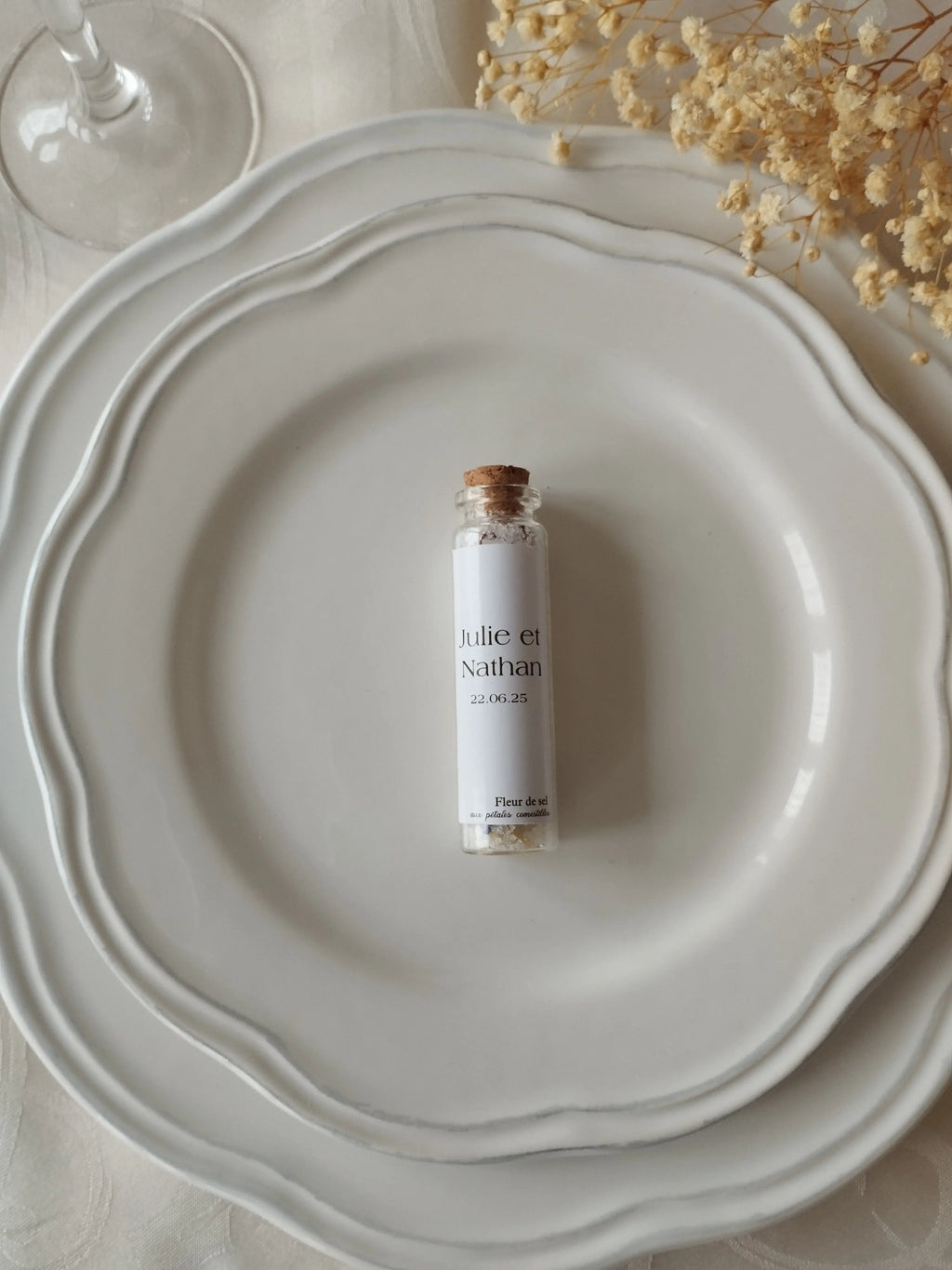 Fiole de sel de Camargue et fleurs séchées personnalisée pour cadeau invité mariage