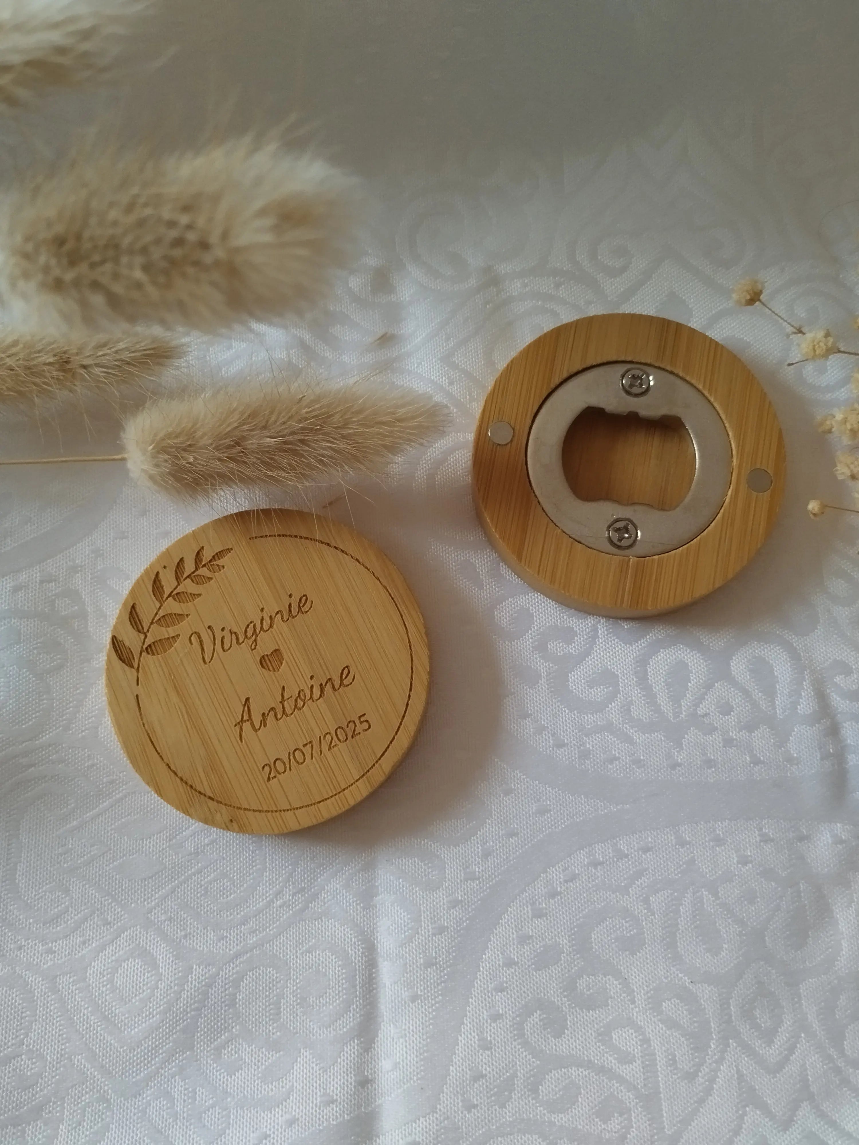 Décapsuleur bambou aimanté personnalisé Instants gravés