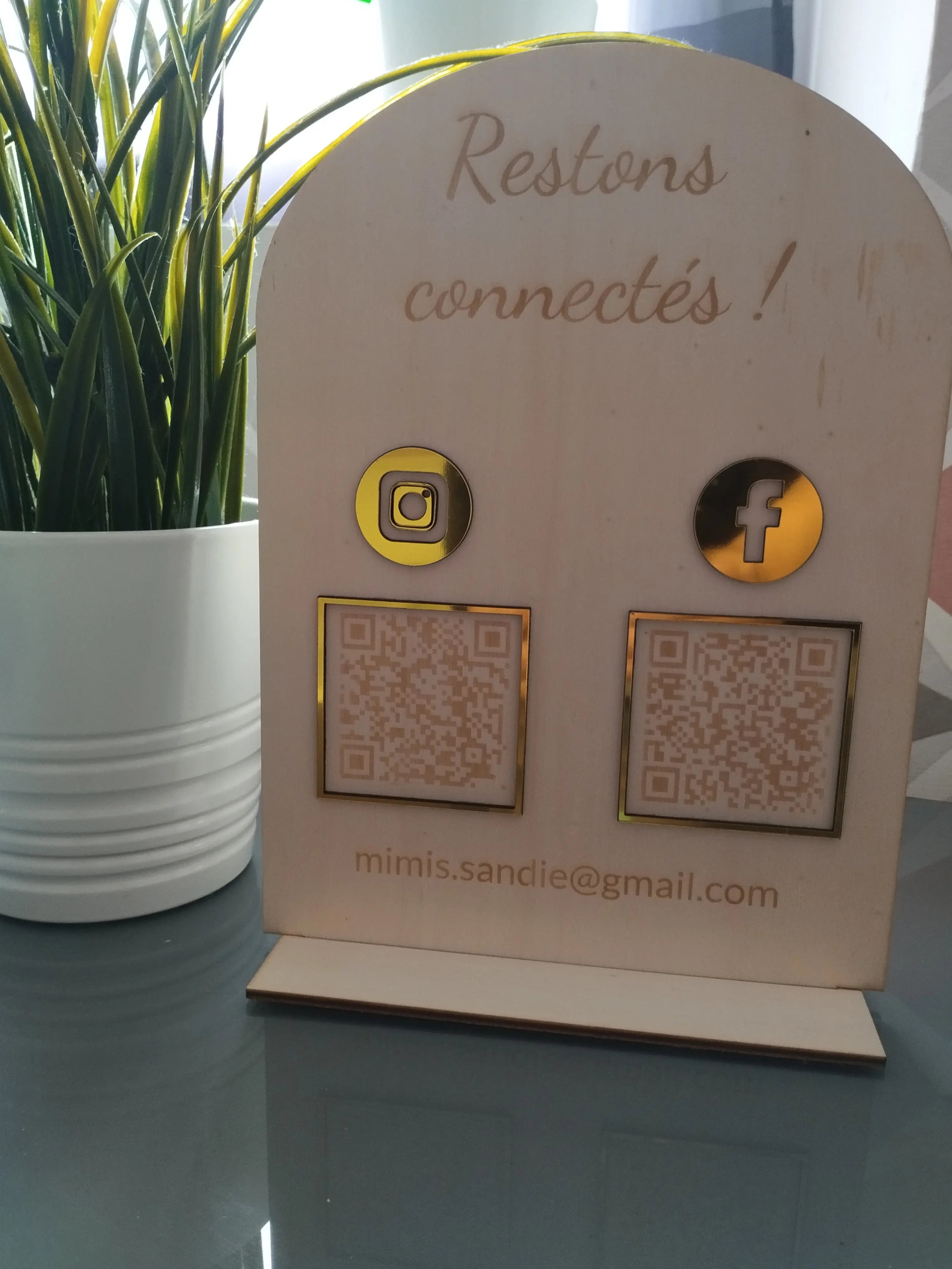 Stand QR Code 2 Réseaux Sociaux - Plexiglass Doré - Instants Gravés