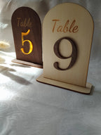Numéros de table en bois et plexiglass personnalisés Instants Gravés