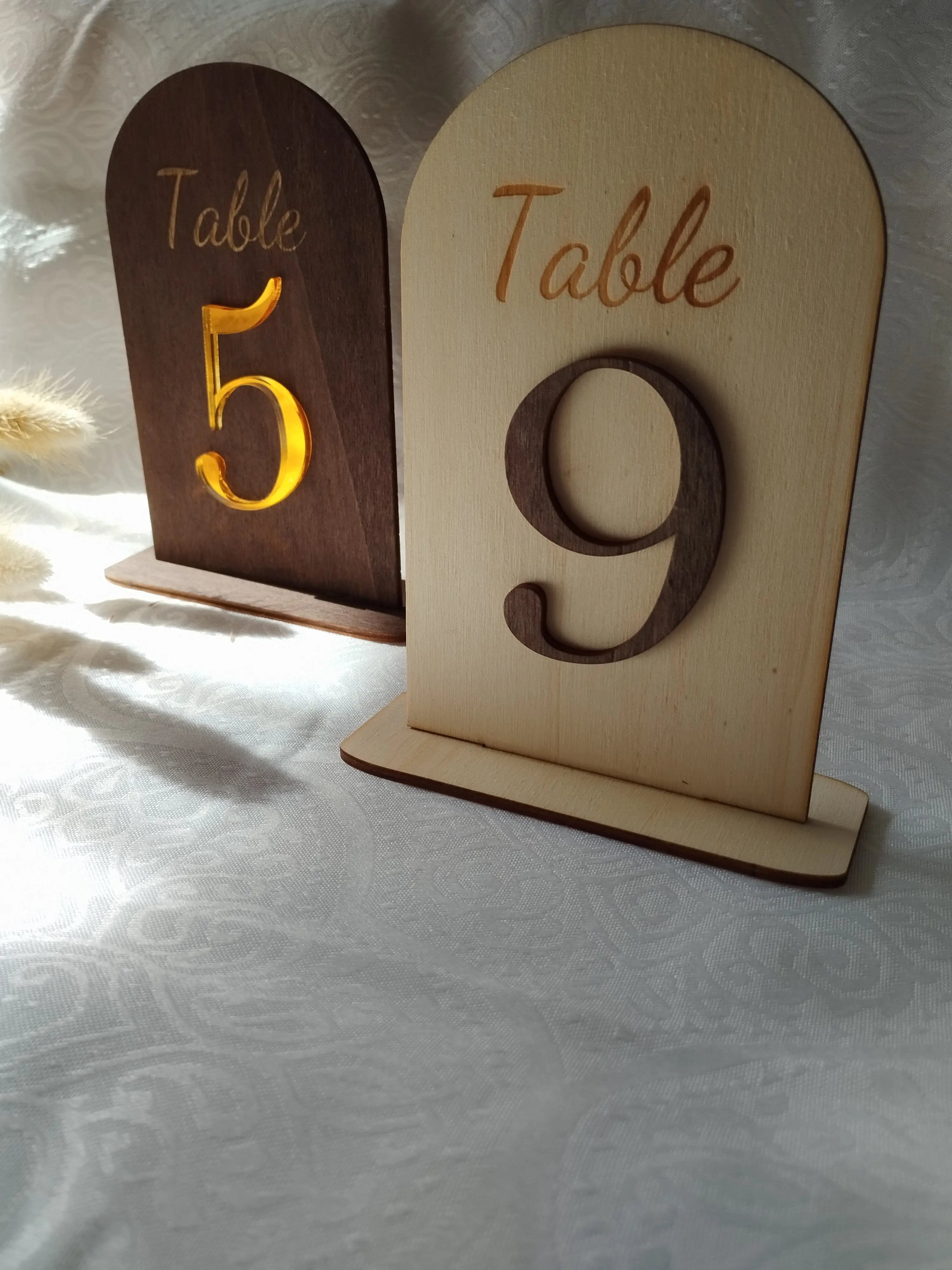 Numéros de table en bois et plexiglass personnalisés Instants Gravés