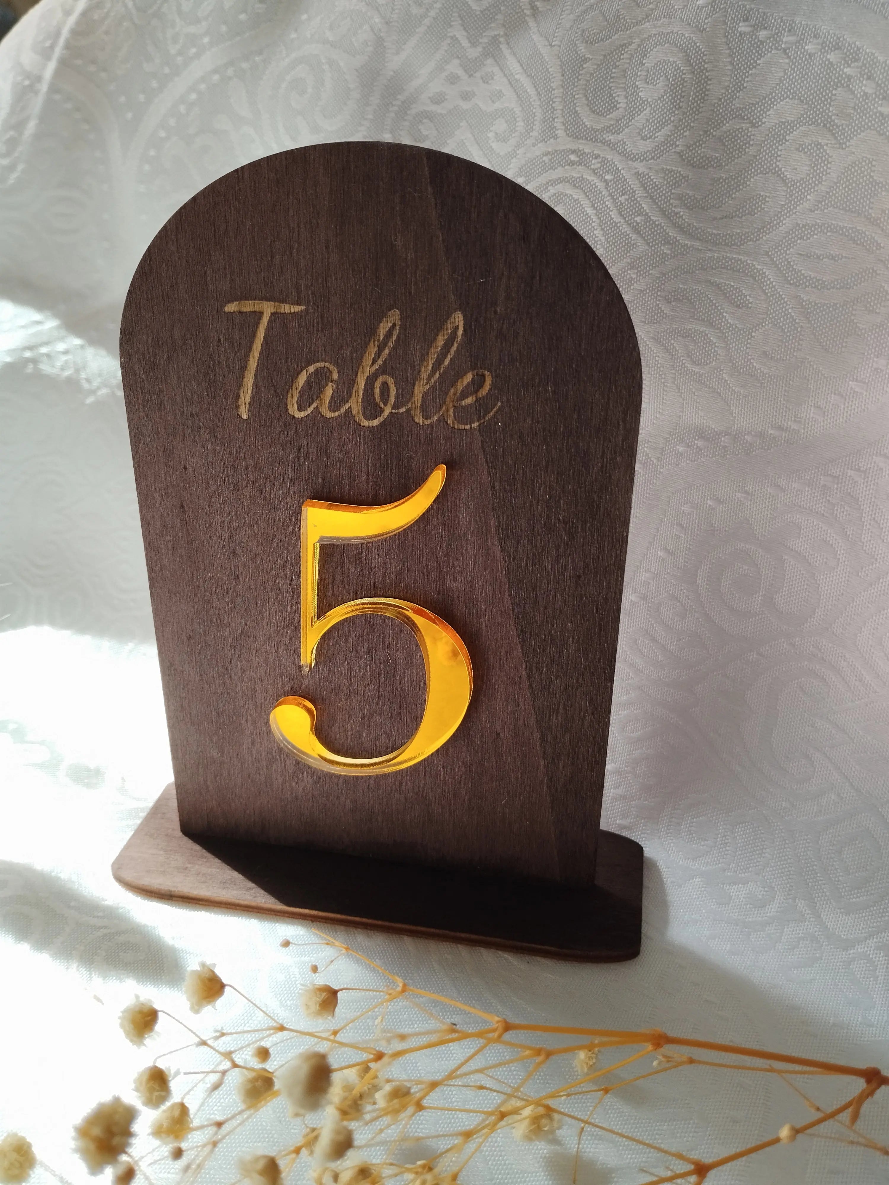 Numéros de table en bois et plexiglass personnalisés Instants Gravés