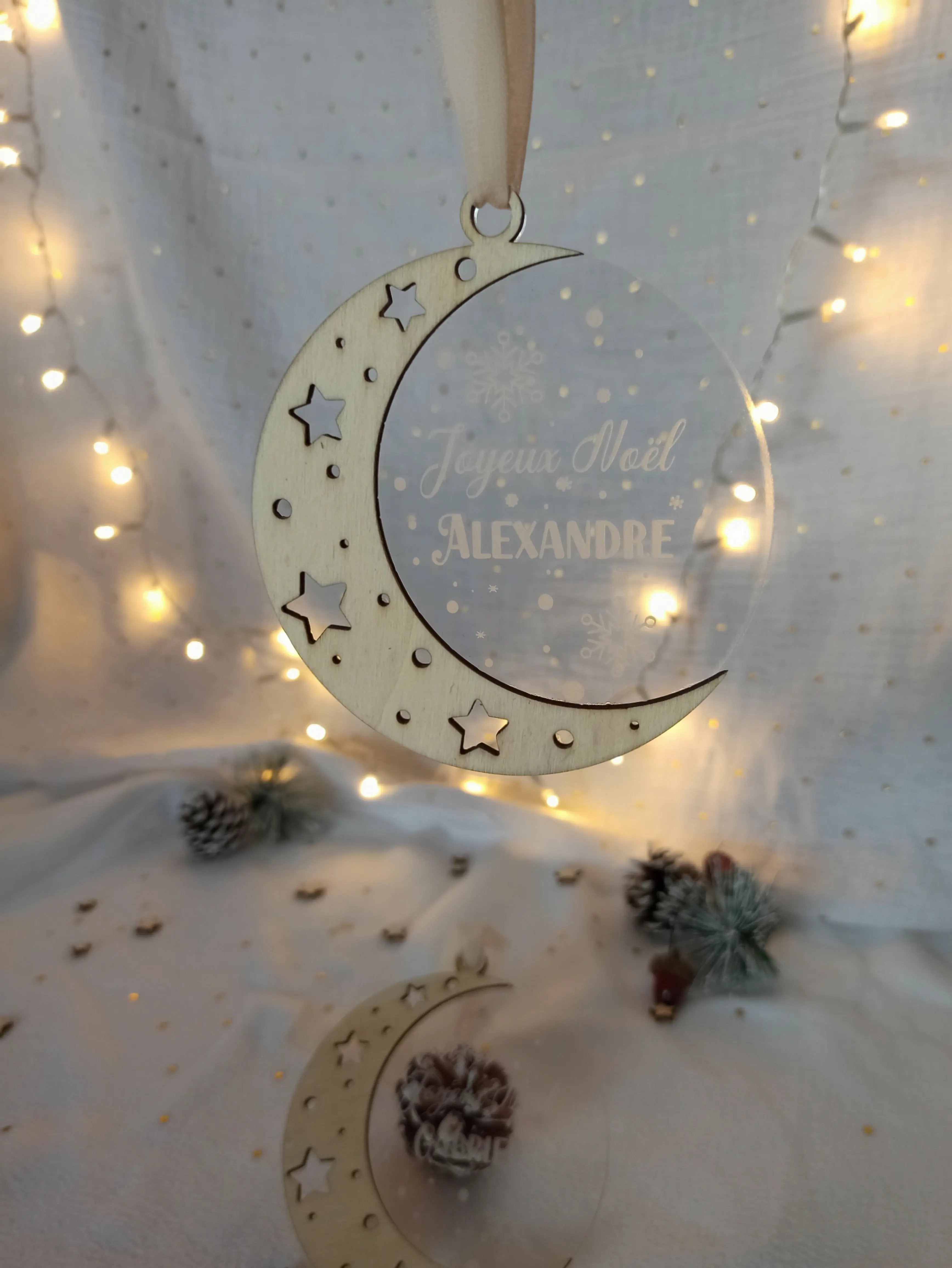 Détail gravure prénom sur suspension bois et acrylique