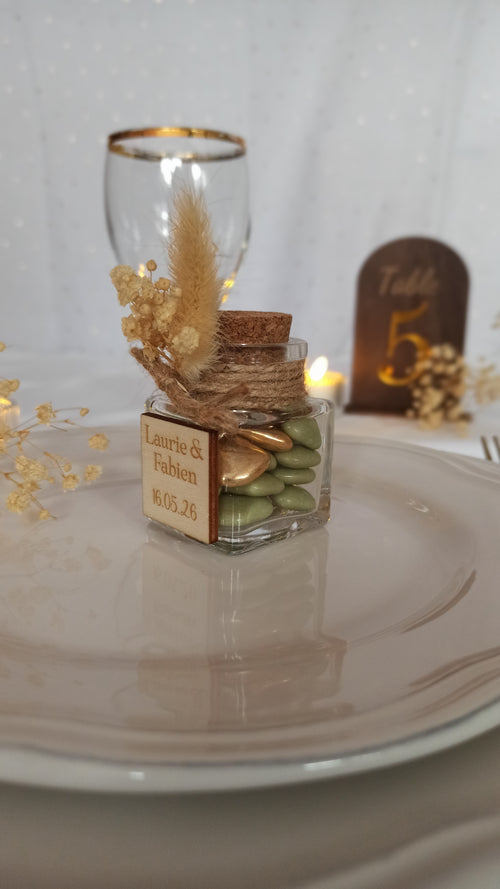 Petit pot en verre personnalisé avec dragées – Cadeau invité mariage, baptême ou naissance