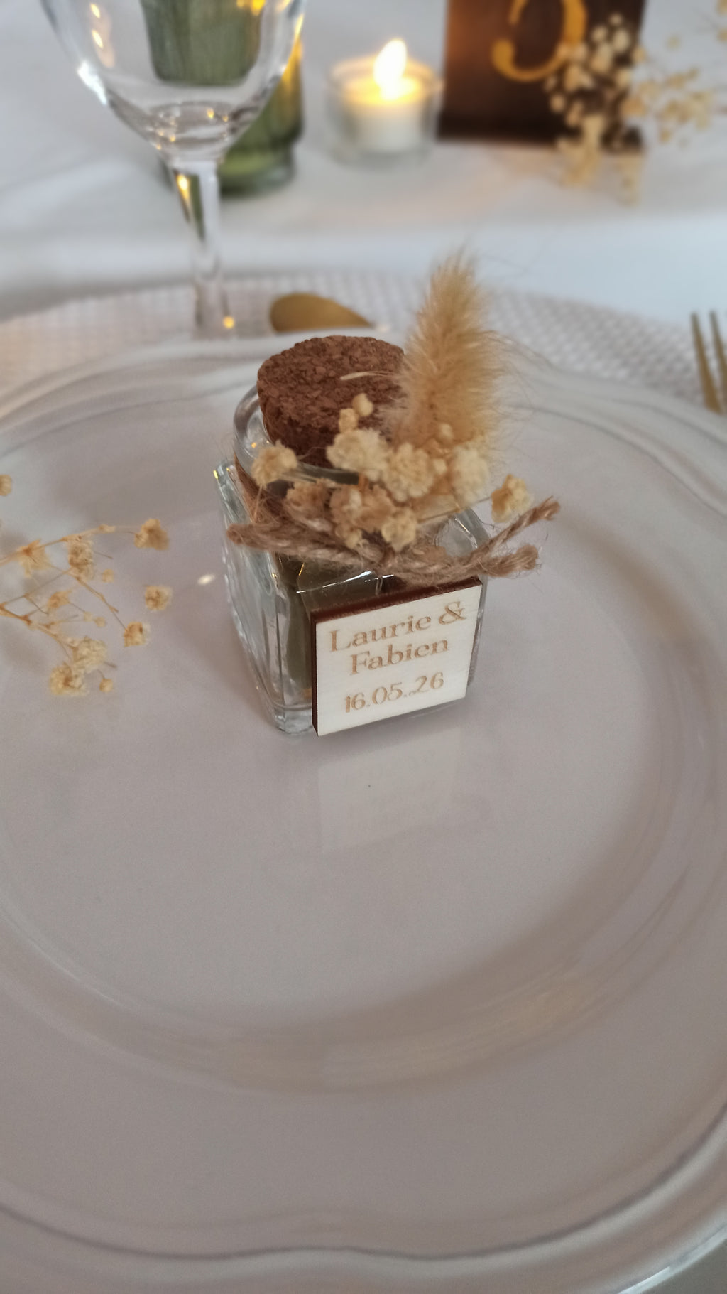 Petit pot en verre personnalisé avec dragées – Cadeau invité mariage, baptême ou naissance