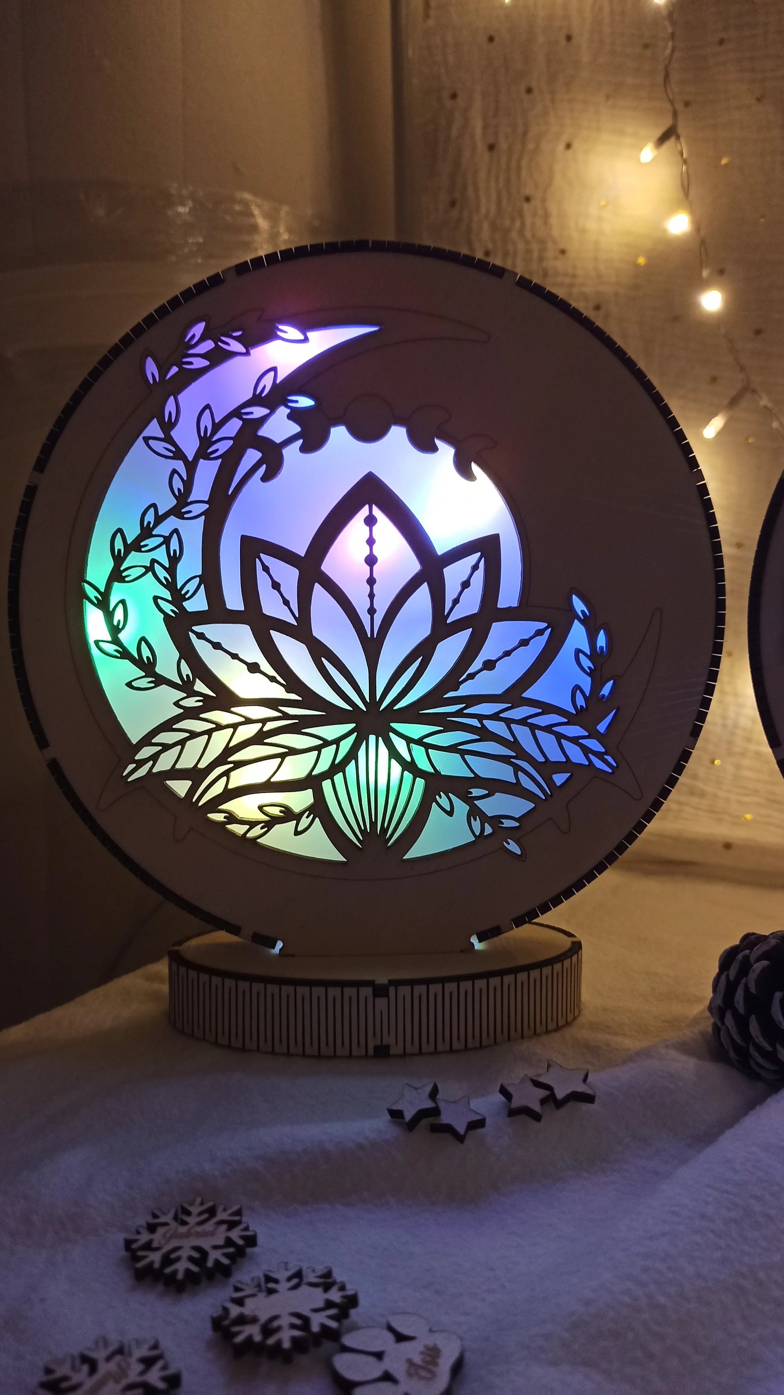 Veilleuse en bois représentant un lotus lumineux