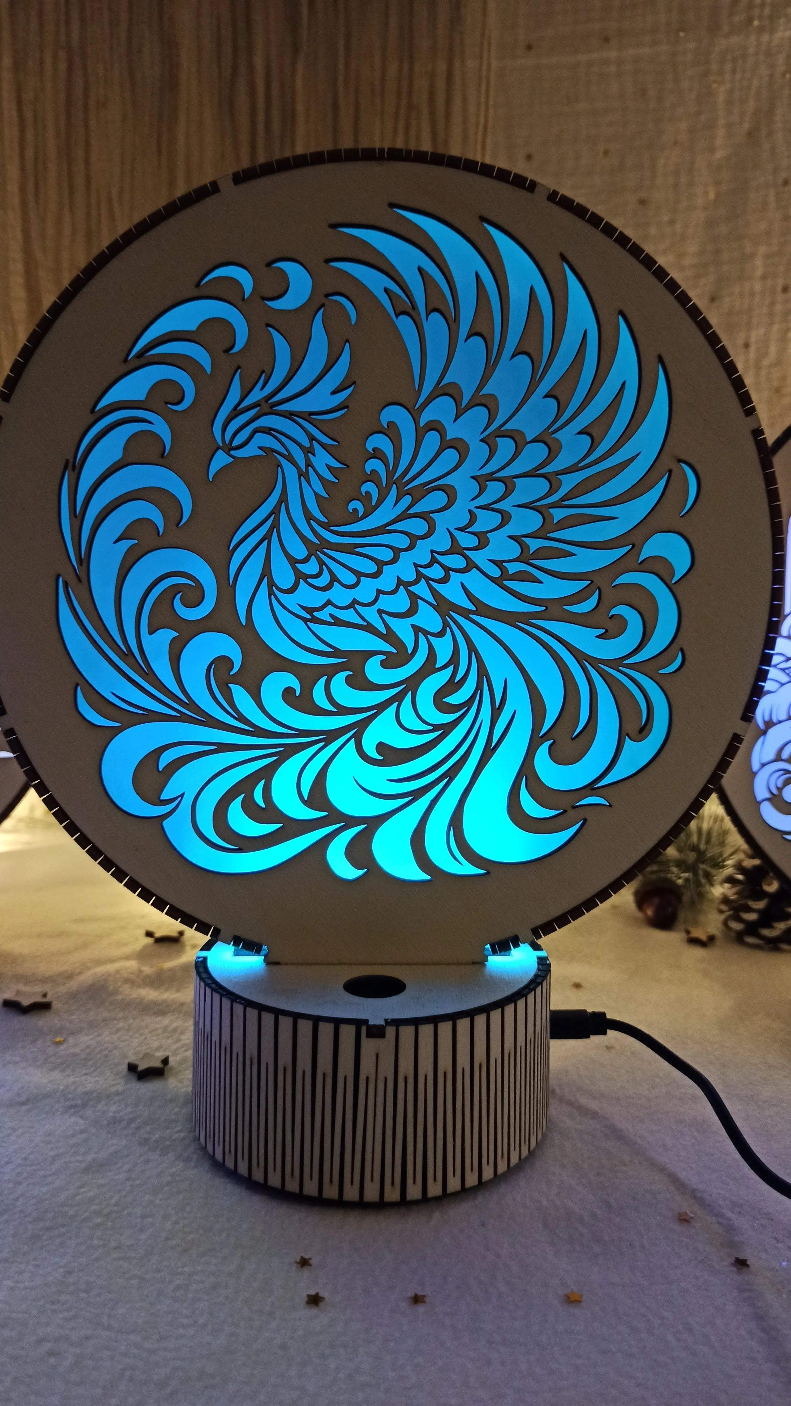 « Lampe décorative en bois représentant un phénix féerique éclairé. »