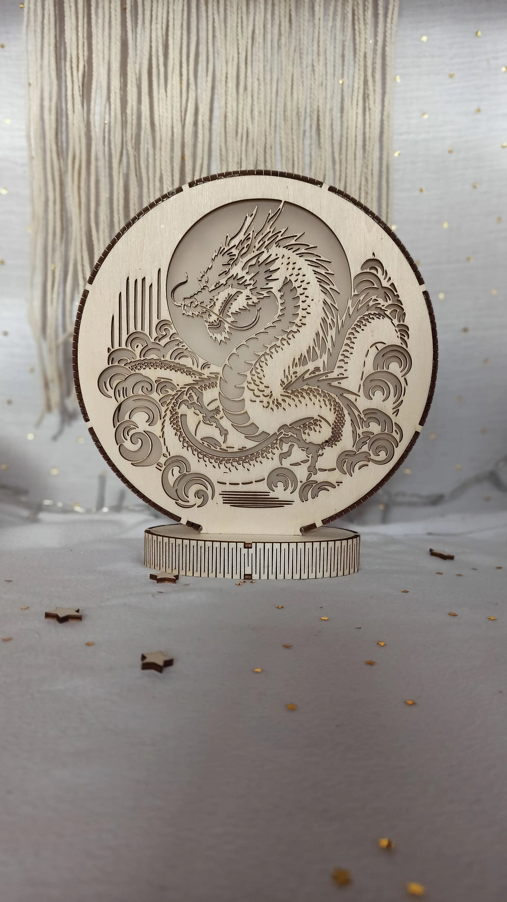 Veilleuse LED en bois gravé avec dragon lumineux