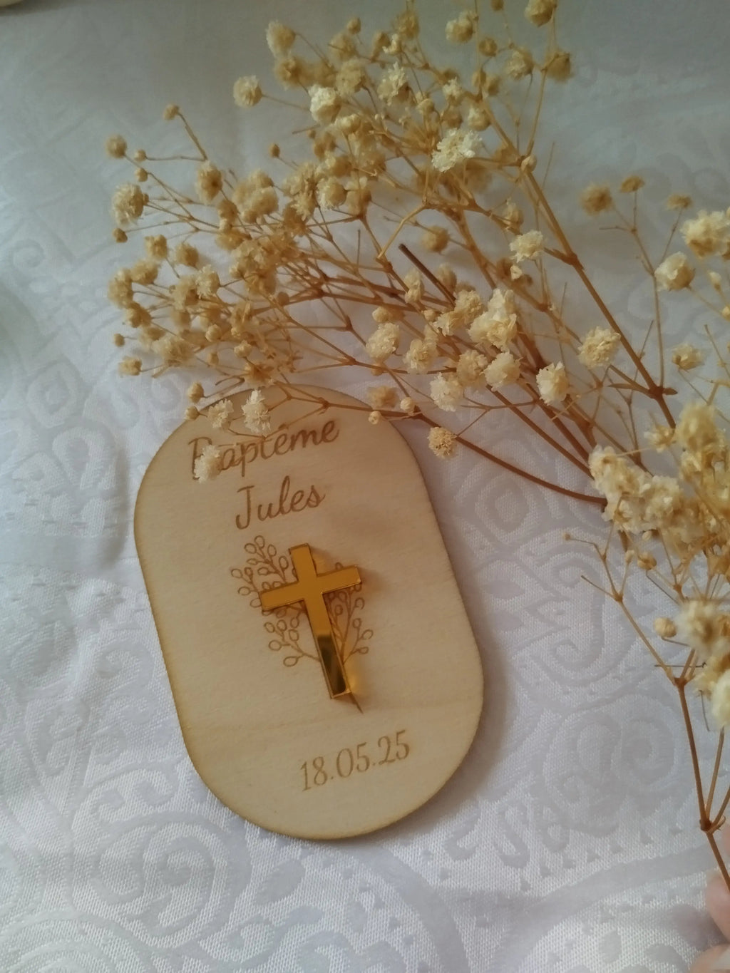 Magnet en bois personnalisé pour baptême avec croix dorée et prénom gravé