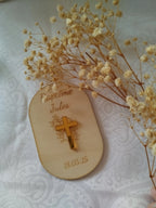Magnet en bois personnalisé pour baptême avec croix dorée et prénom gravé