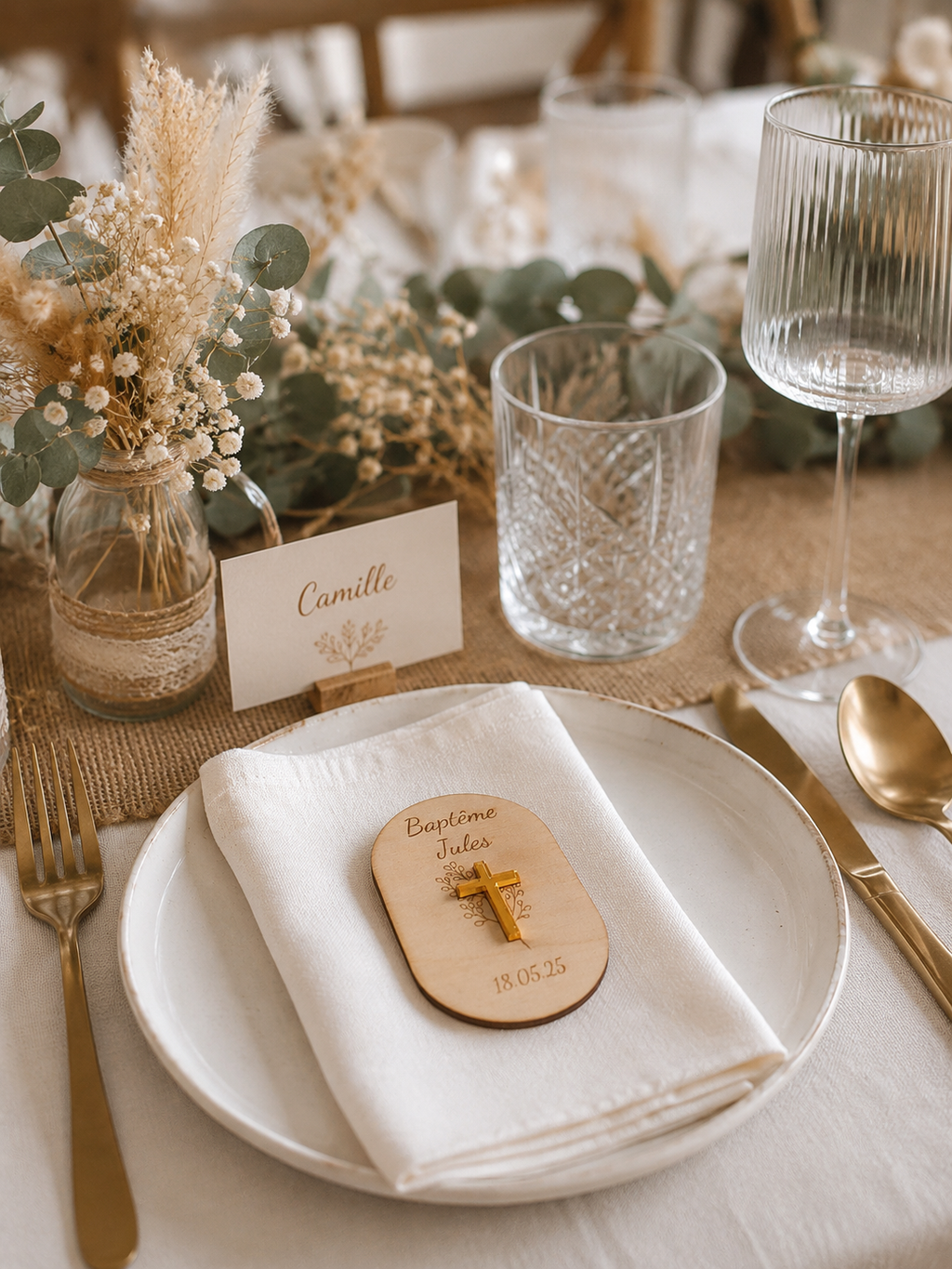 Décoration de table de baptême avec magnet en bois personnalisé comme cadeau invité