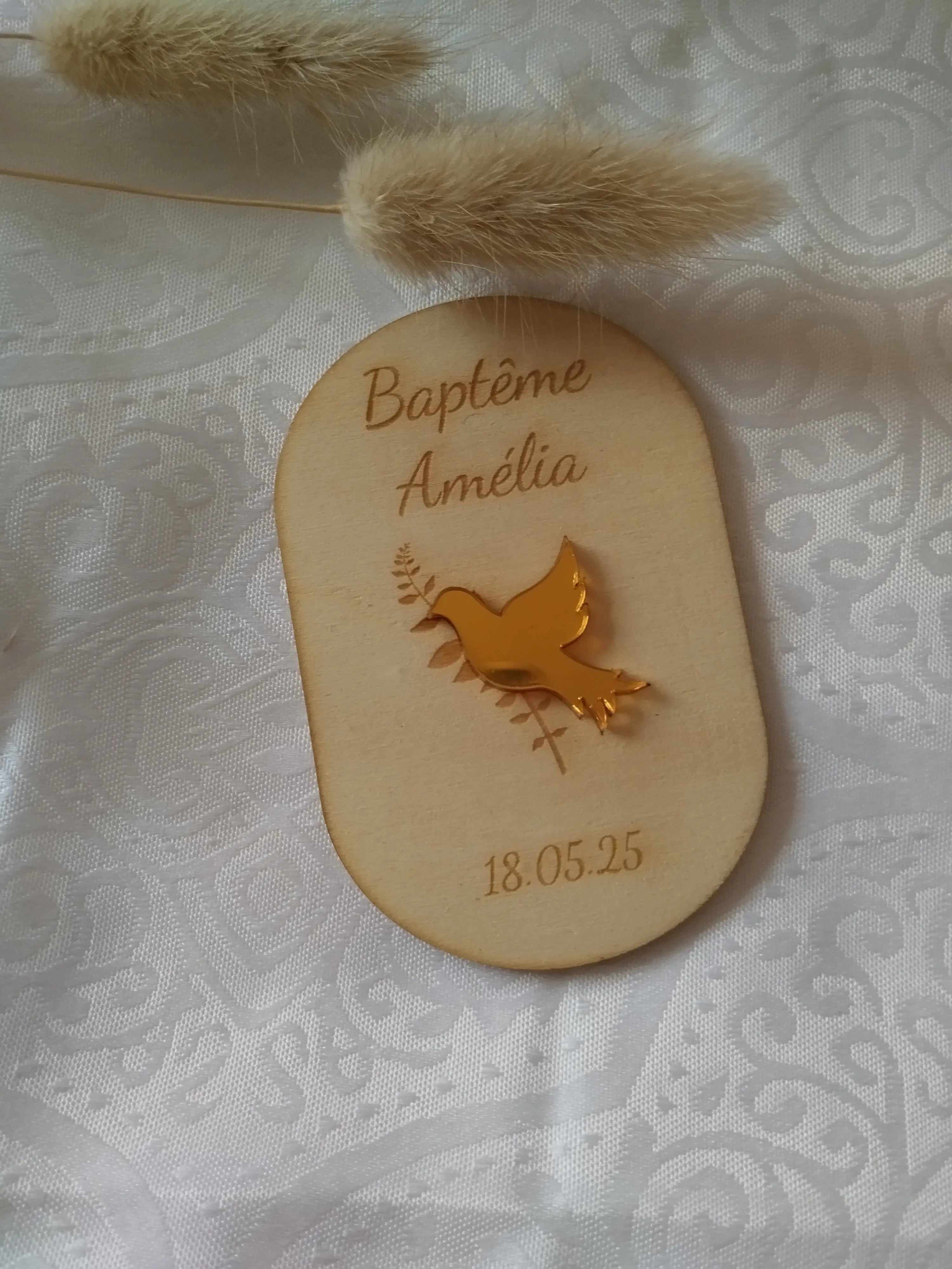 Magnet baptême personnalisé en bois gravé avec prénom et date de cérémonie