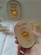 Magnet en bois personnalisé pour baptême avec croix ou colombe dorée et prénom gravé