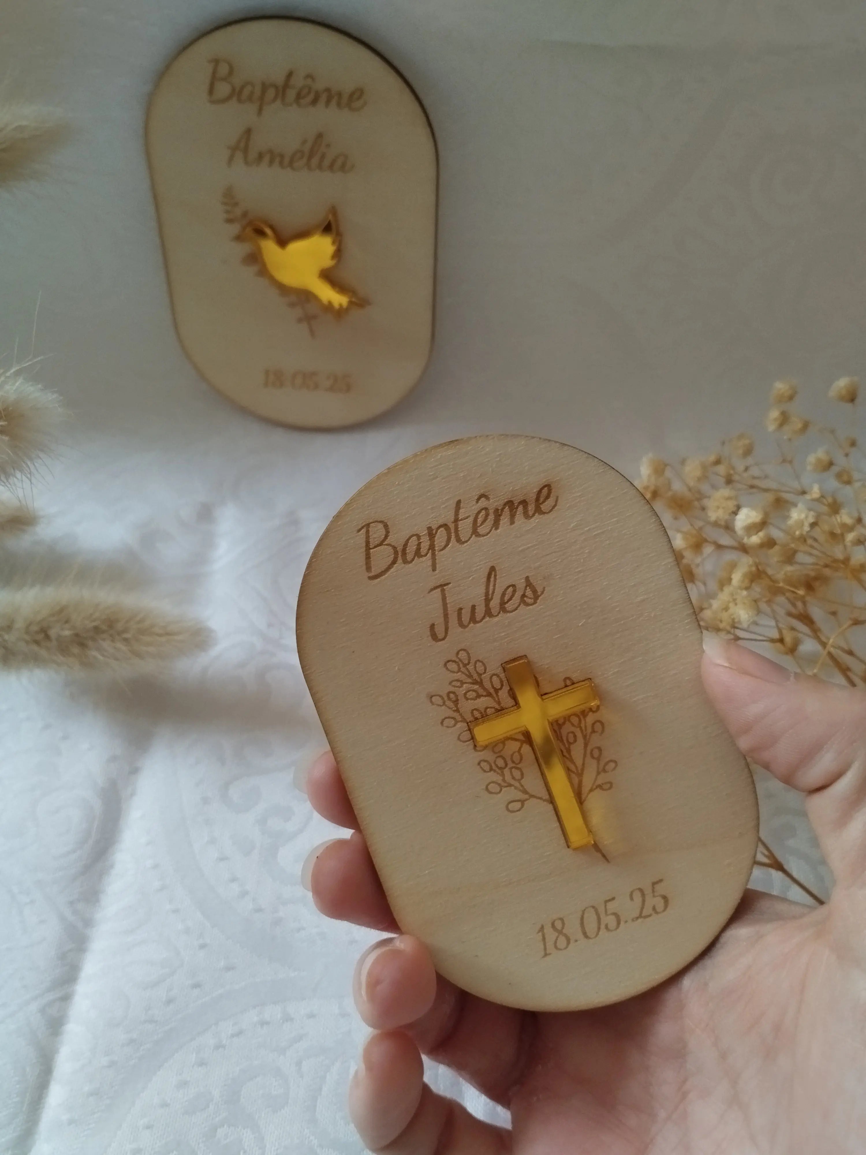 Magnet en bois personnalisé pour baptême avec croix ou colombe dorée et prénom gravé