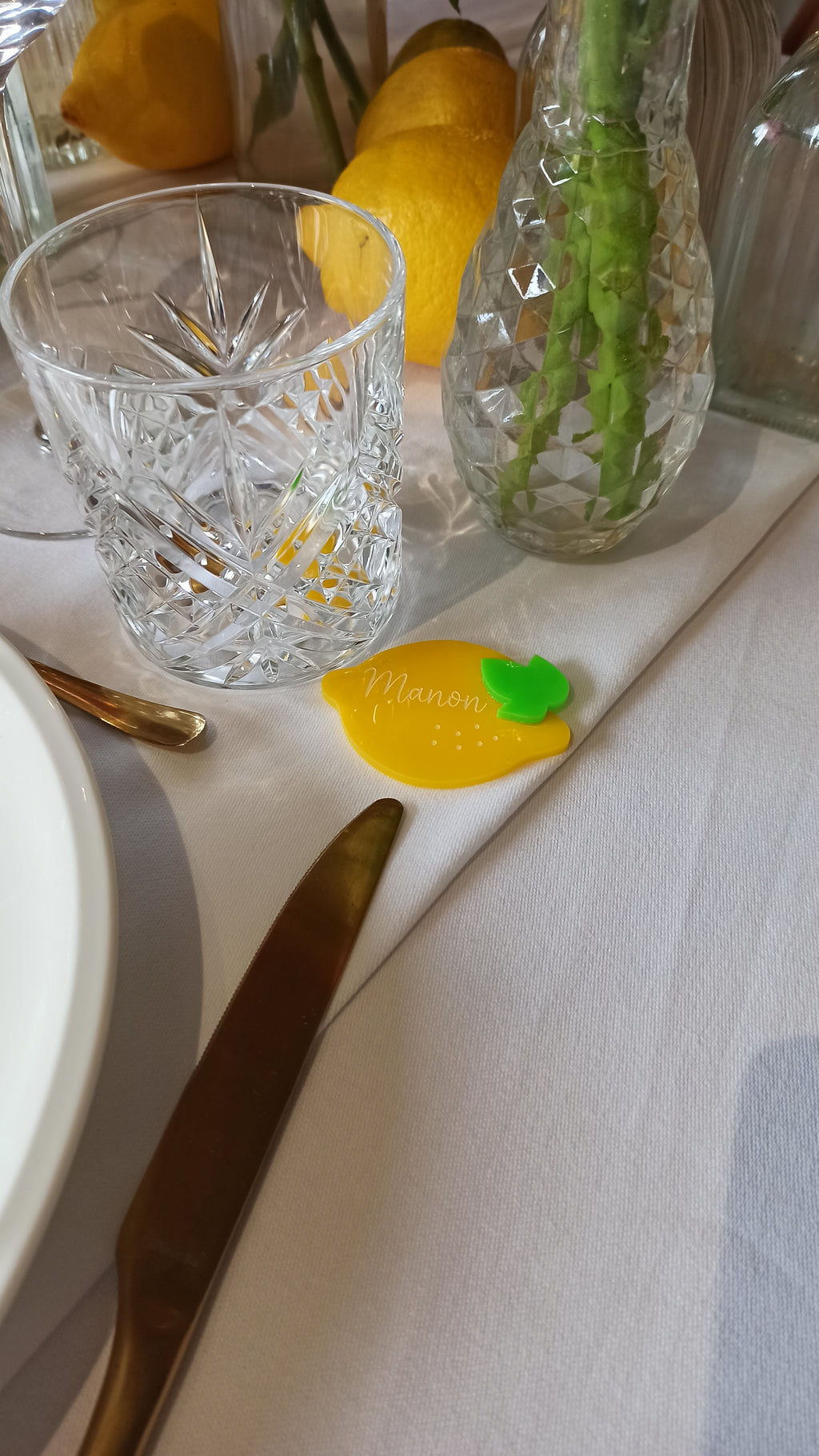 Marque-place citron en plexiglas gravé avec prénom pour décoration de table mariage Dolce vita