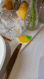 Marque-place citron en plexiglas gravé avec prénom pour décoration de table mariage Dolce vita