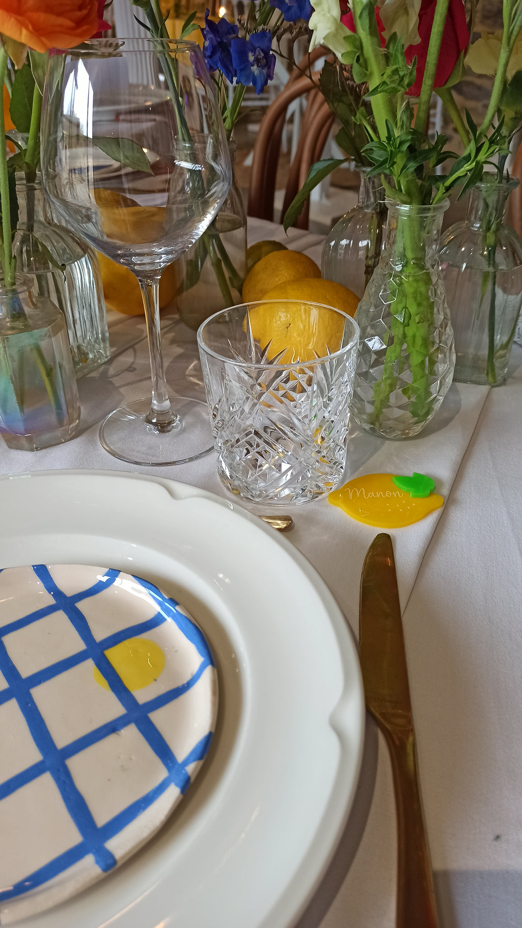 Marque-place citron en plexiglas gravé avec prénom pour décoration de table mariage