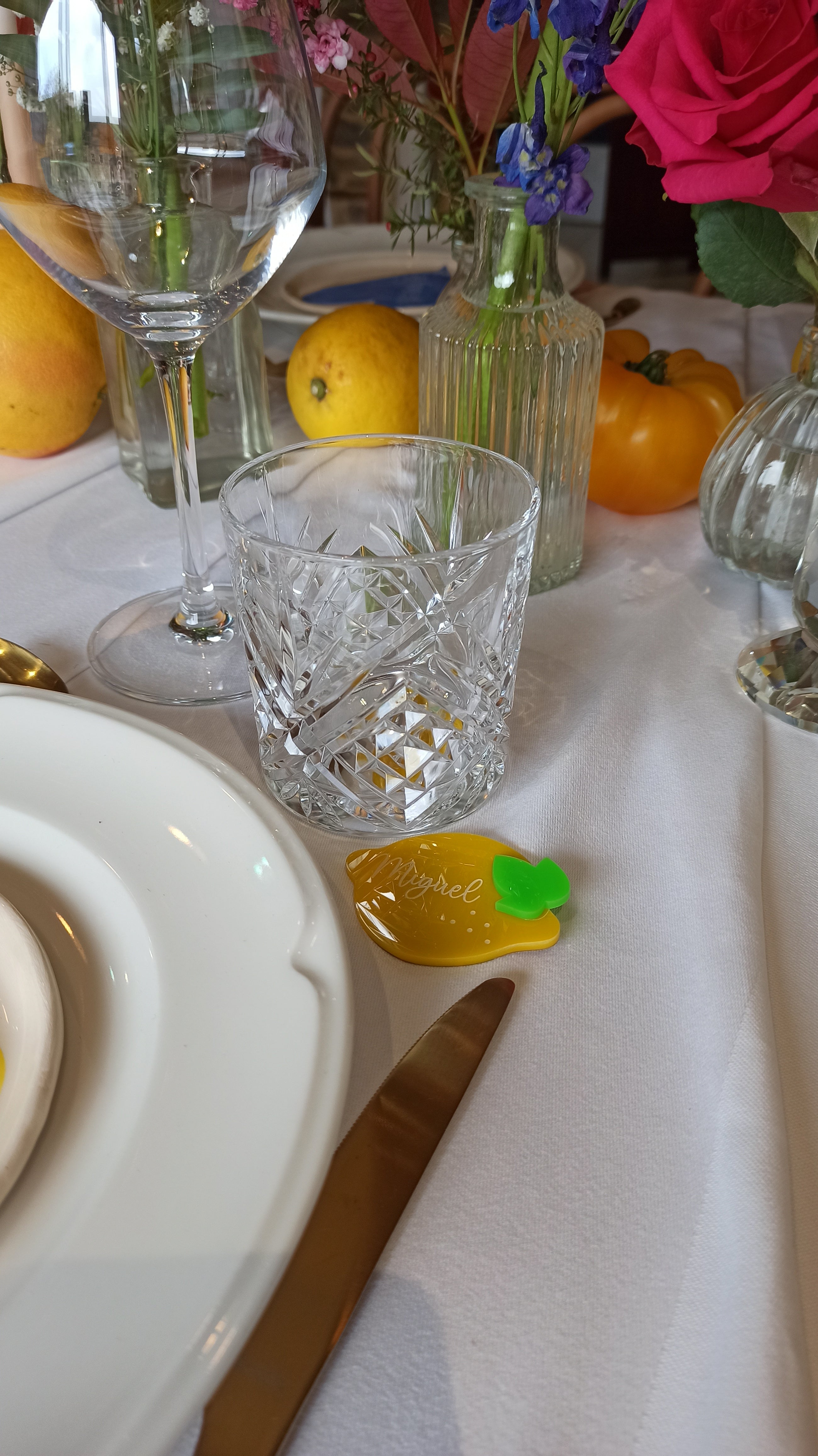 Marque-place citron personnalisé en plexiglas jaune sur table de mariage Dolce Vita