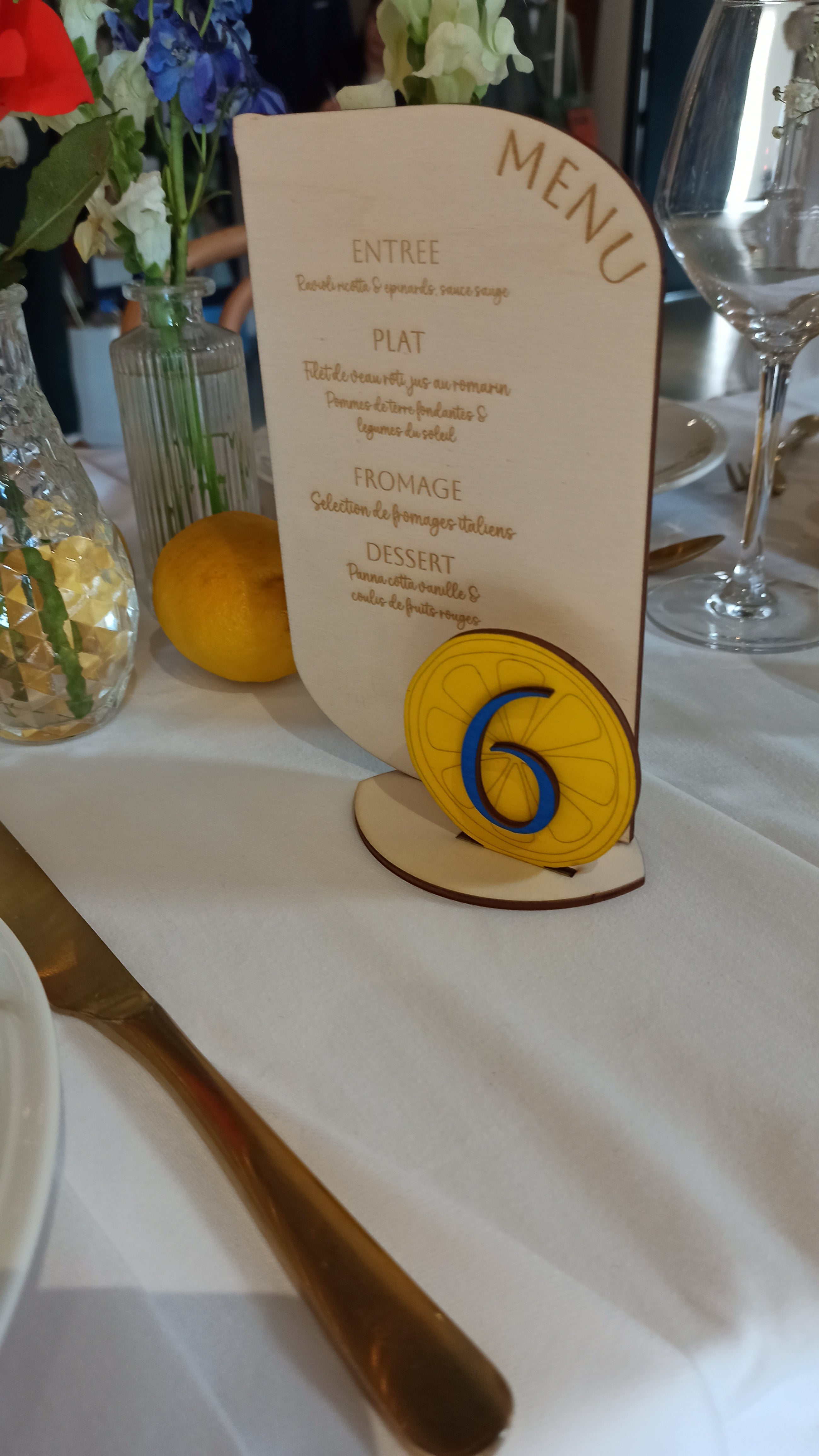 Menu mariage en bois avec numéro de table citron jaune personnalisé