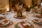 Numéro de table mariage en bois avec chiffre en plexiglas miroir doré sur table de réception