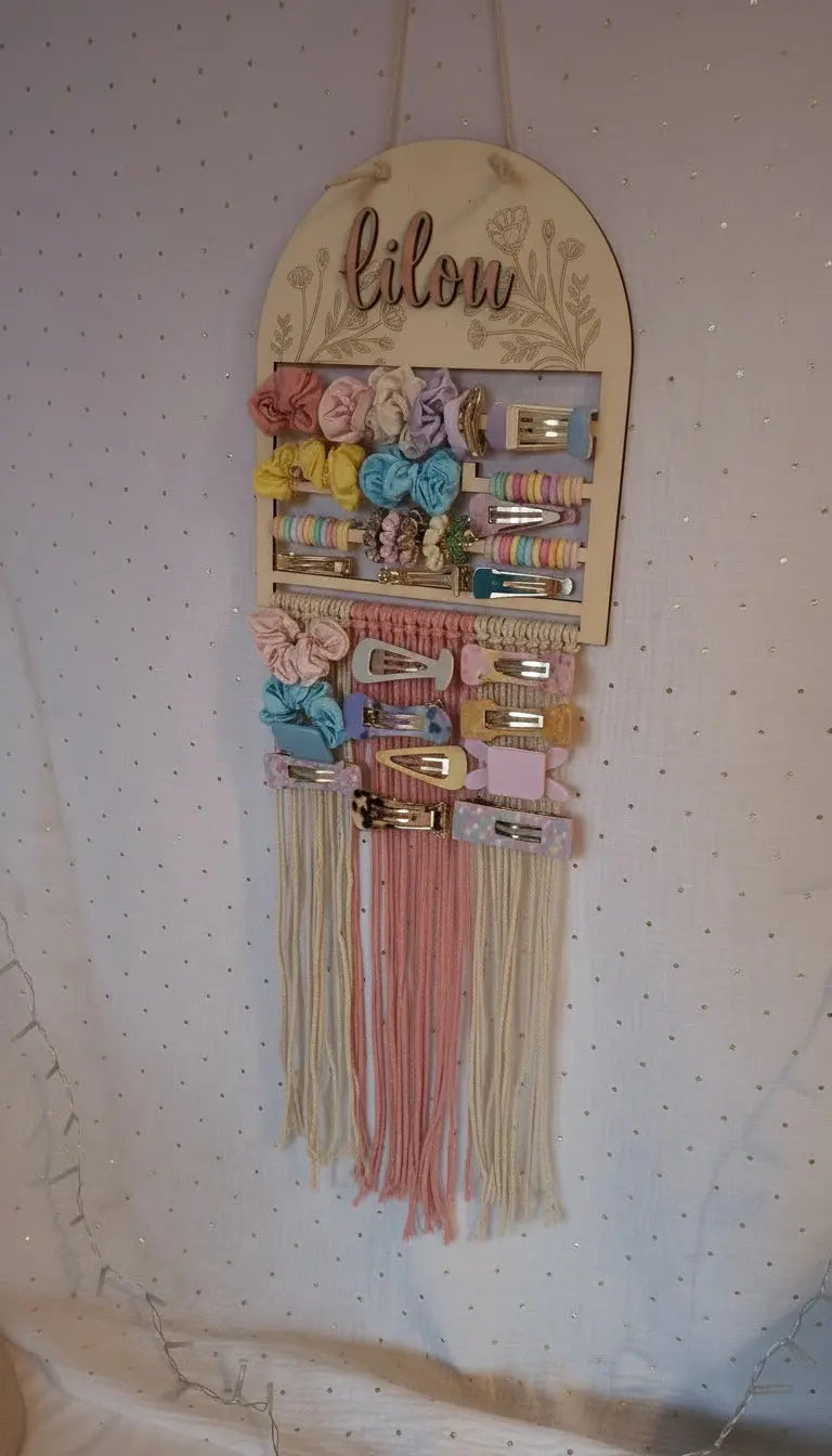 Porte-barrettes en macramé avec barrettes à cheveux suspendues.