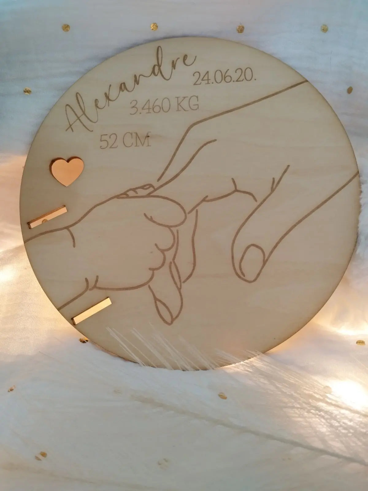 Porte-bracelet de naissance rond en bois gravé avec les informations de bébé – prénom, date, heure, poids et taille – décoration naturelle et artisanale.