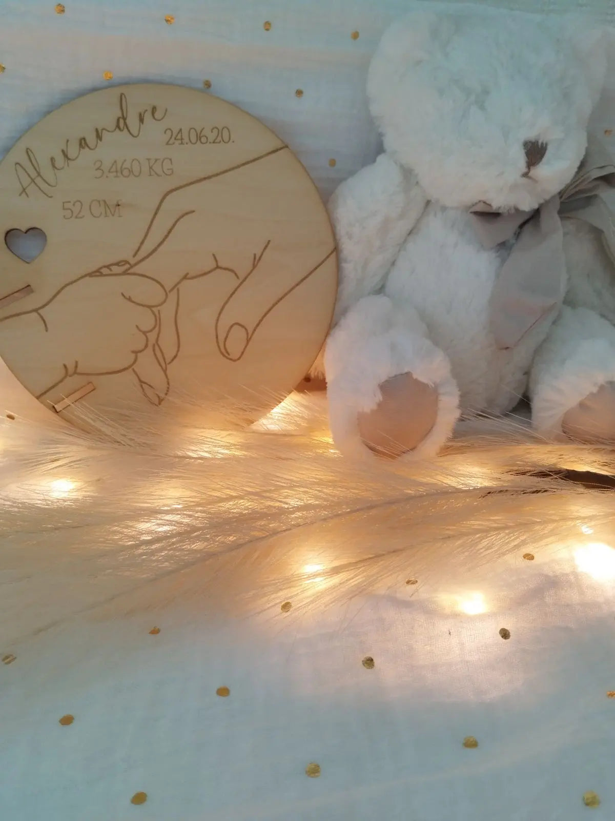 Plaque de naissance en bois suspendue au mur, gravée avec les informations de naissance du bébé, création artisanale Instants Gravés.