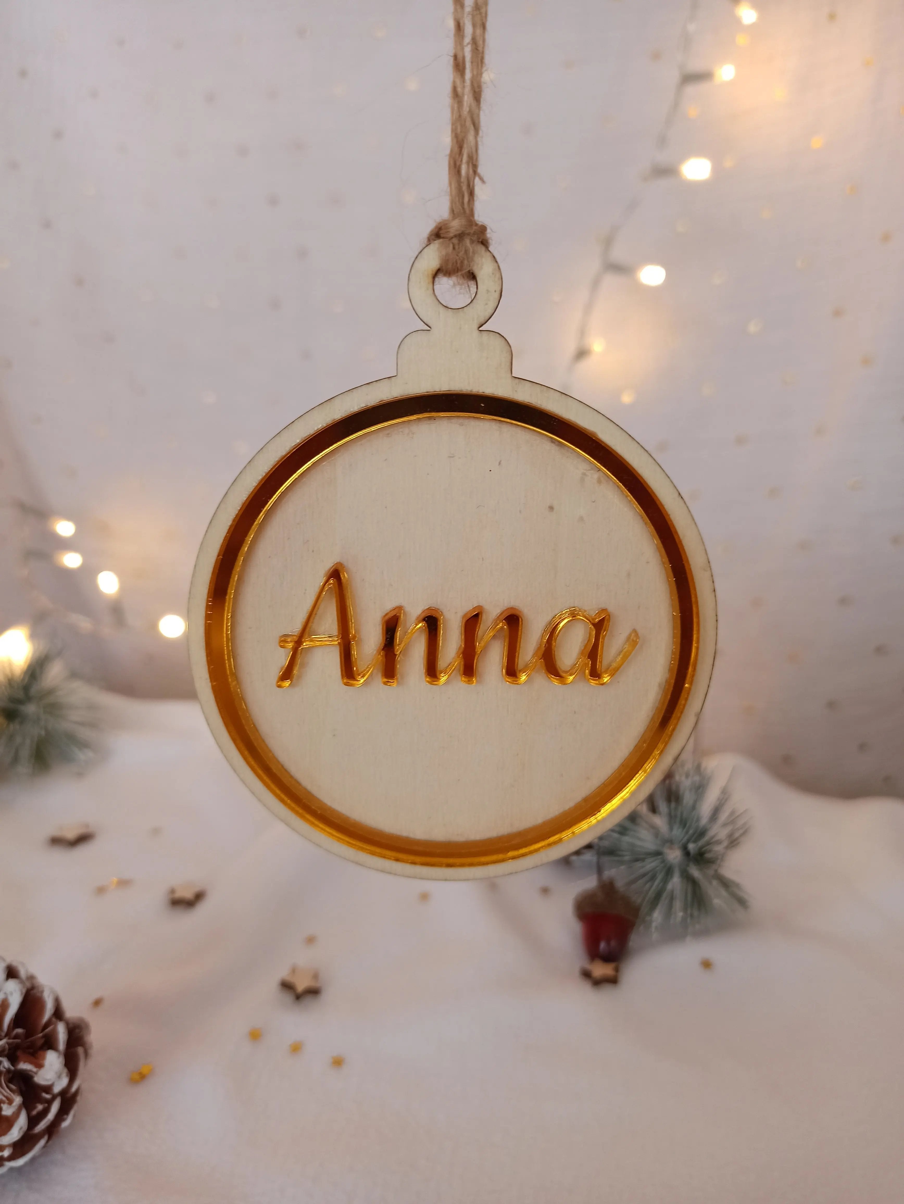 Détail du prénom doré sur suspension de Noël personnalisée en bois