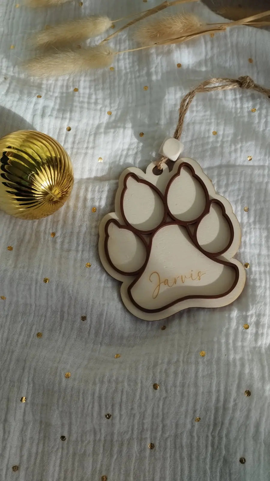 Ornement de sapin en bois en forme de patte d’animal, version personnalisée avec prénom – décoration chaleureuse de Noël.