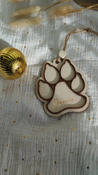 Ornement de sapin en bois en forme de patte d’animal, version personnalisée avec prénom – décoration chaleureuse de Noël.