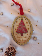 Suspension de Noël personnalisée “Vintage” en bois de peuplier, décorée d’un sapin rouge pailleté et d’un ruban en velours, création artisanale Instants Gravés.
