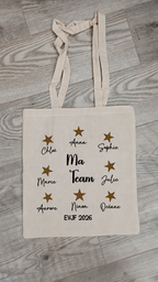 Tote bag EVJF personnalisé Ma Team avec prénoms et étoiles léopard porté à l'épaule lors d'un enterrement de vie de jeune fille