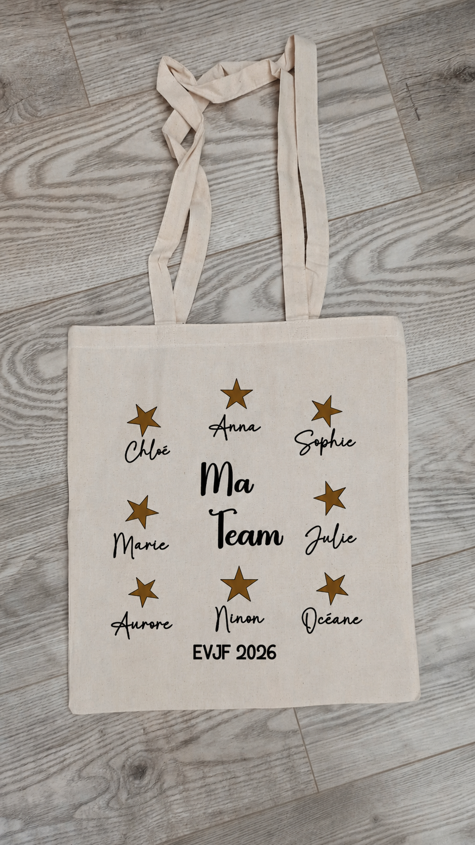 Tote bag EVJF personnalisé Ma Team avec prénoms et étoiles léopard porté à l'épaule lors d'un enterrement de vie de jeune fille