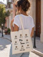 Tote bag EVJF personnalisé Ma Team avec prénoms et étoiles léopard porté à l'épaule lors d'un enterrement de vie de jeune fille