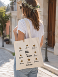 Tote bag EVJF personnalisé Ma Team avec prénoms et étoiles léopard porté à l'épaule lors d'un enterrement de vie de jeune fille