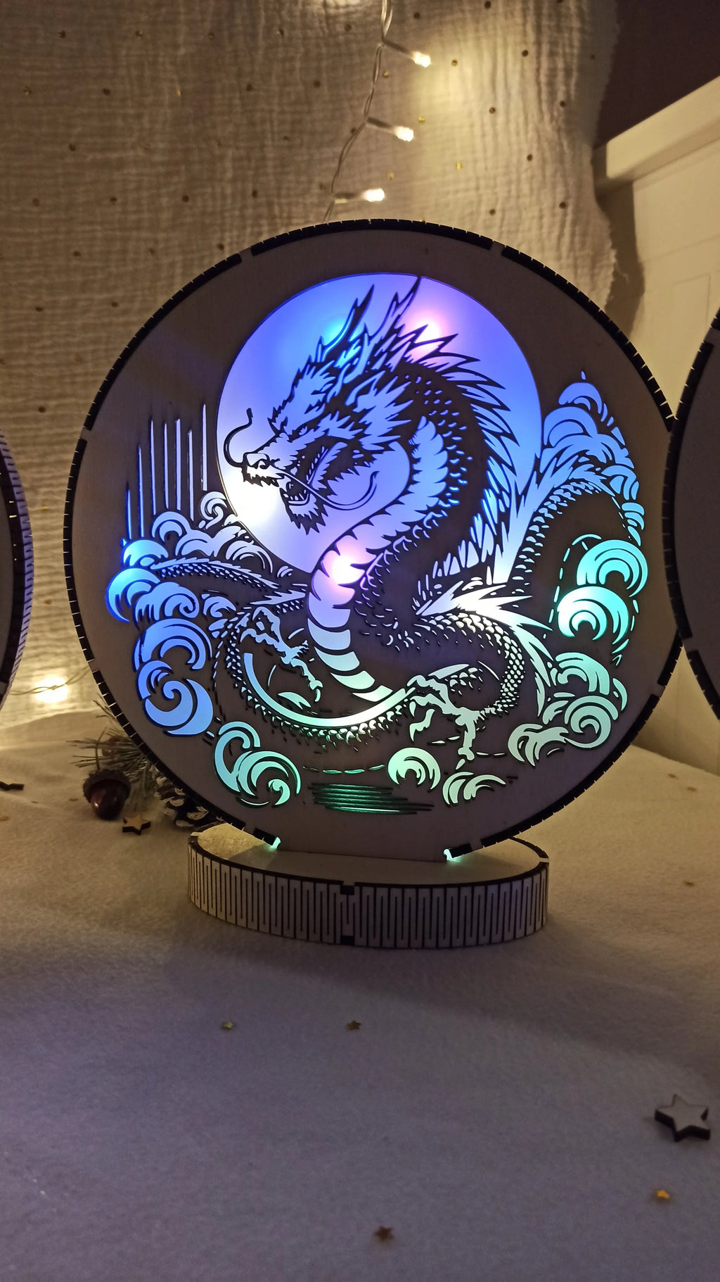 Lampe décorative en bois représentant un dragon féerique éclairé