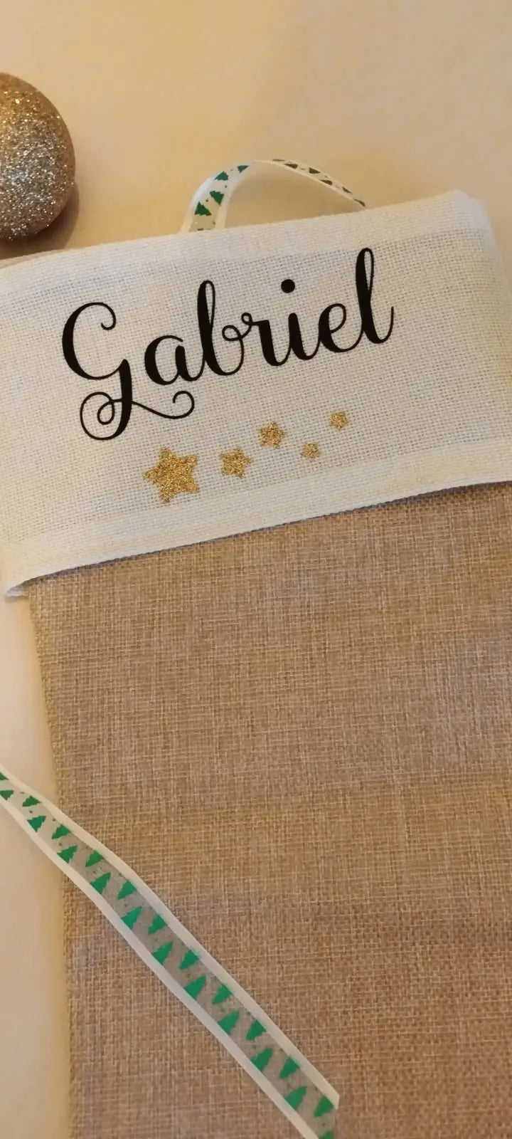 Chaussette de Noël personnalisée en toile de jute et coton naturel avec prénom floqué, décoration artisanale Instants Gravés.
