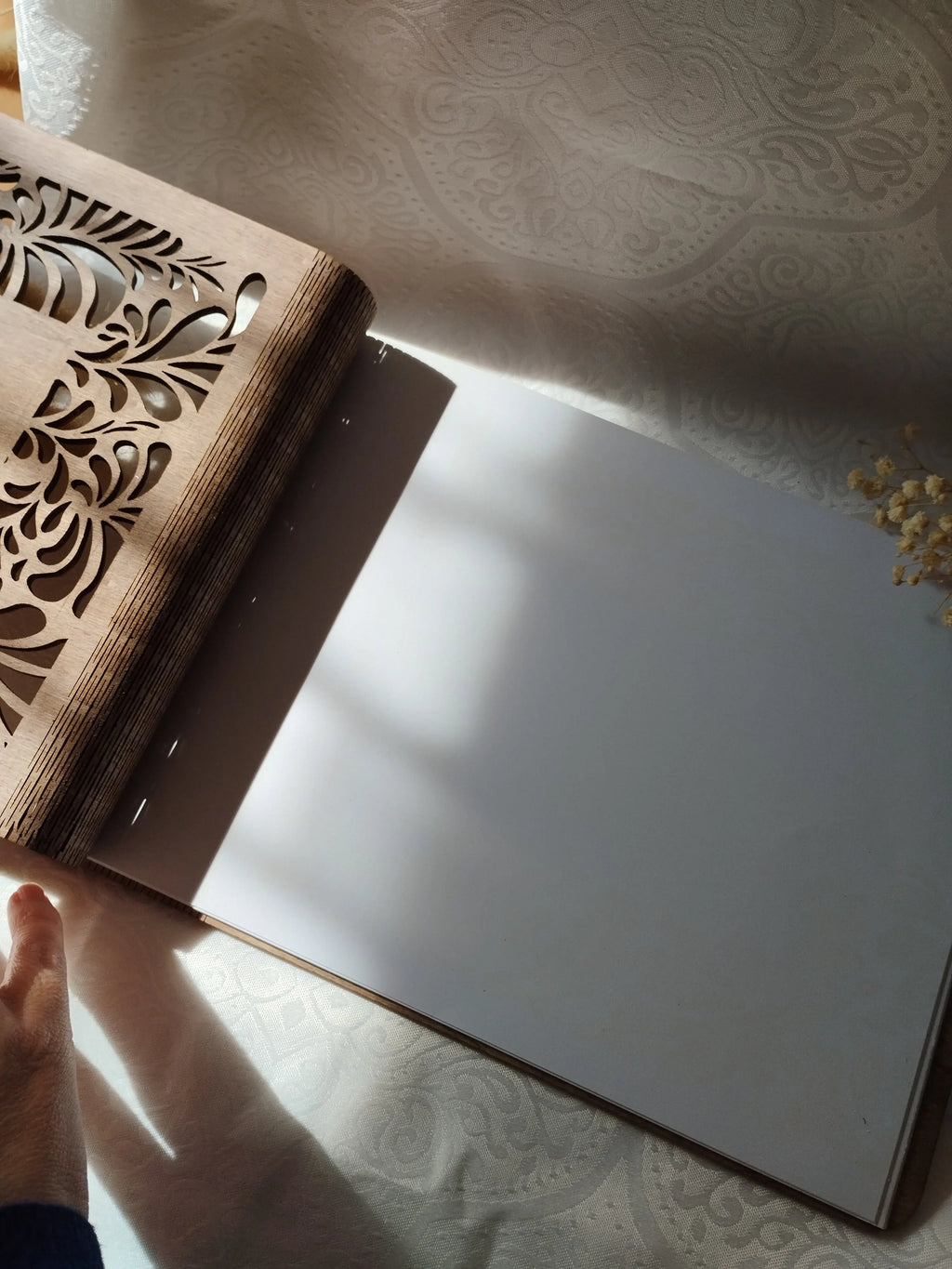 Livre d'or en bois personnalisé Instants Gravés