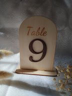 Détail de la gravure sur numéro de table en bois pour décoration de mariage