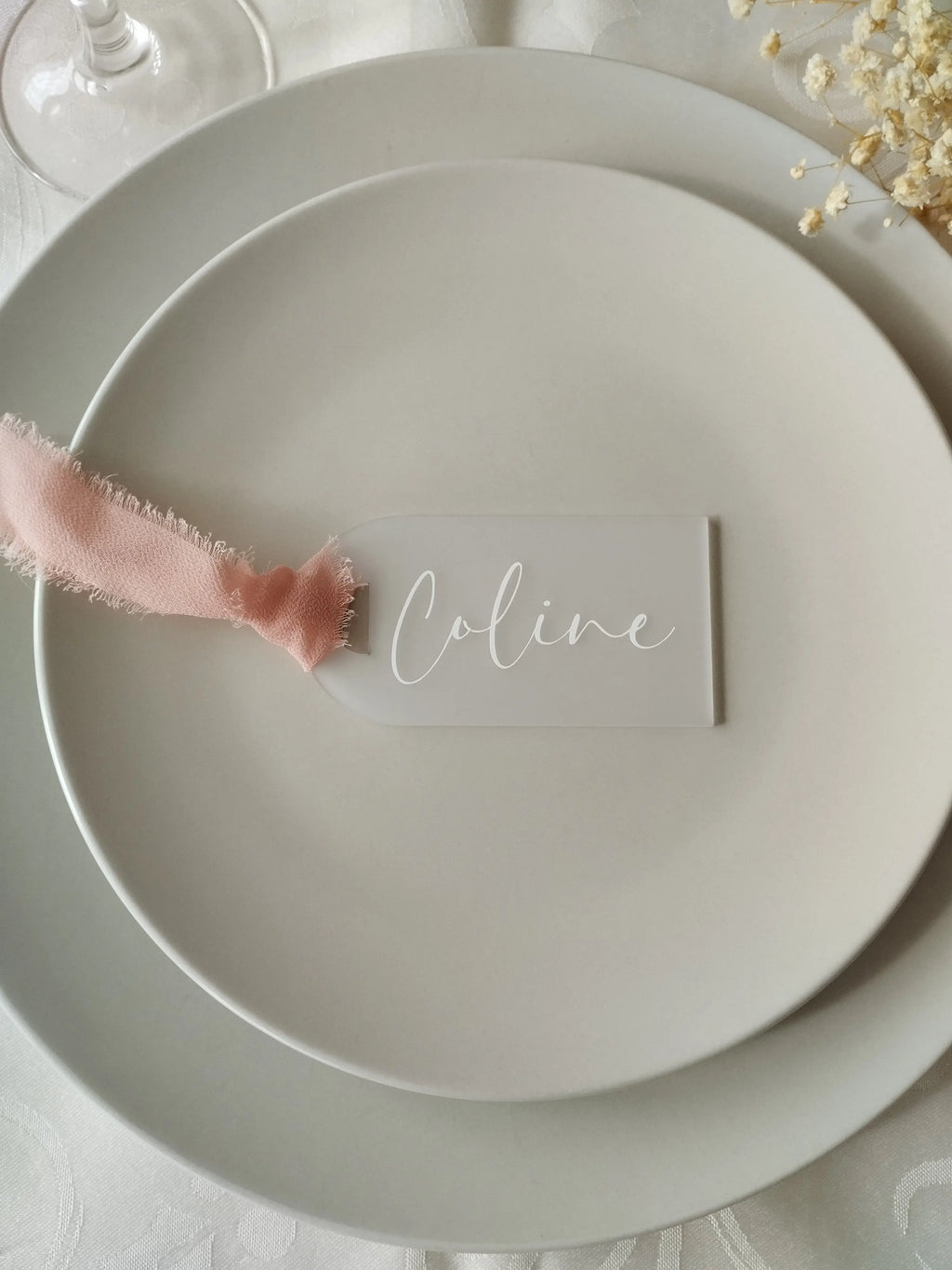 Prénom gravé sur marque-place en plexiglas personnalisé pour mariage