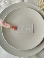 Prénom gravé sur marque-place en plexiglas personnalisé pour mariage