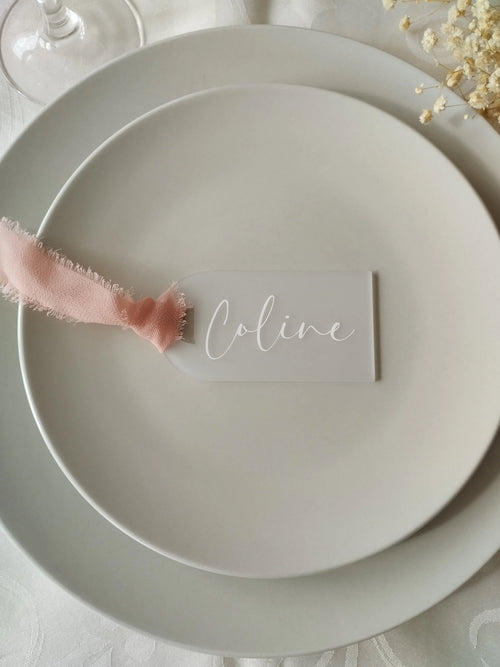 Prénom gravé sur marque-place en plexiglas personnalisé pour mariage