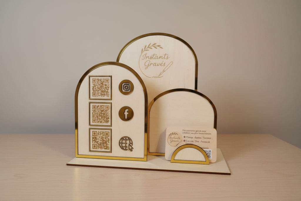 stand QR code en bois et plexiglass doré