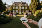 Détail gravure personnalisée sur support alliances bois – artisanat français mariage bohème